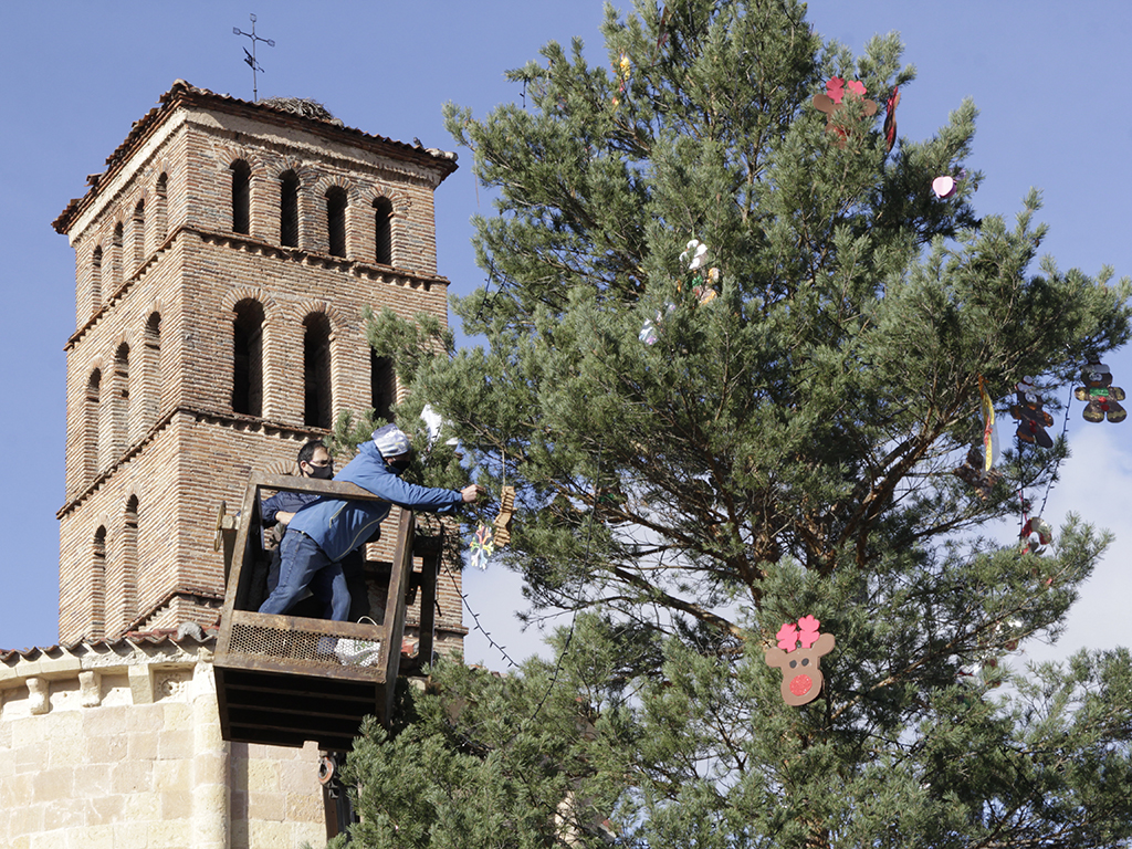 Colocación de los adornos navideños realizados por alumnos del colegio del barrio. / Nerea Llorente