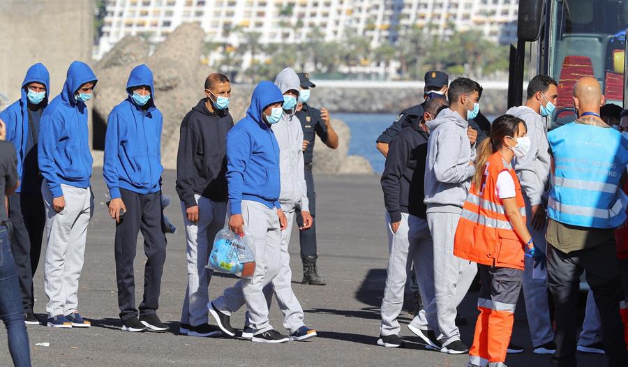 Igea pide regularizar migrantes con arraigo en las zonas despobladas 1 Varios inmigrantes en el muelle de Arguineguín tras ser rescatados por Salvamento Marítimo, este domingo, en Gran Canaria. EFE/ Elvira Urquijo A.