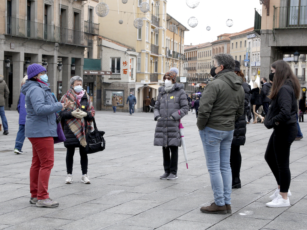 Una guía conduce a un grupo de turistas por el centro de Segovia. / NEREA LLORENTE