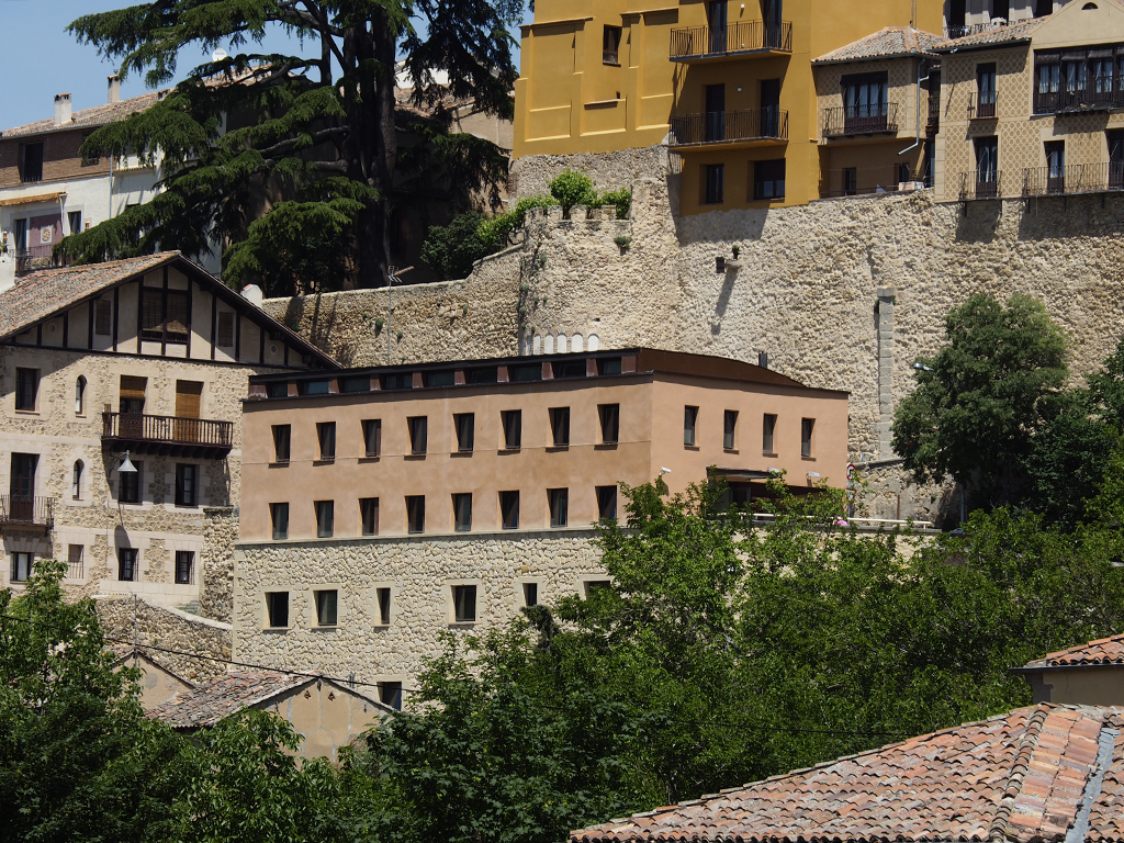 Imagen exterior del Centro Médico Los Tilos, situado junto a la muralla de Segovia./ NEREA LLORENTE