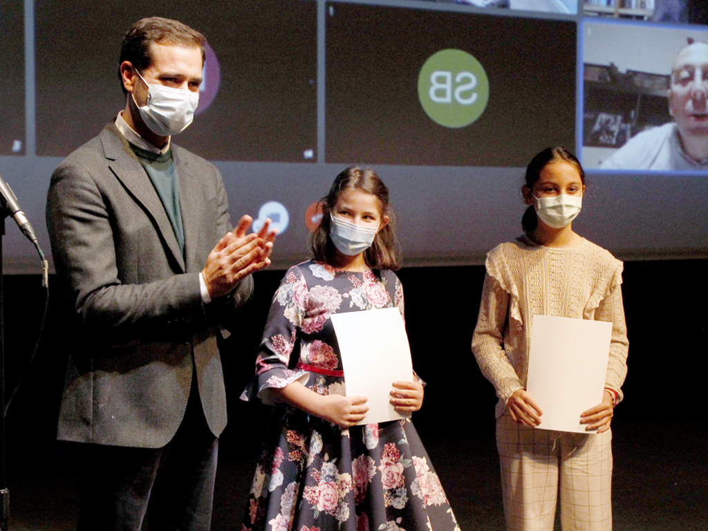 El portavoz del PP, Pablo Pérez, ha entregado en La Cárcel los diplomas a las jóvenes pianistas segovianas Carla Benito e Irene Esteban. / Nerea Llorente