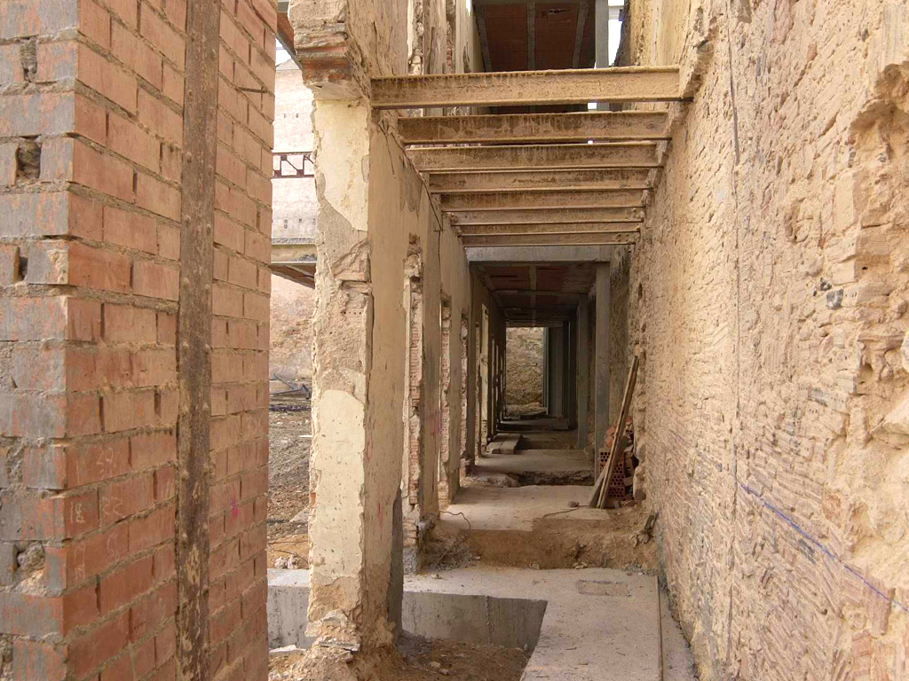 La Muralla conforma el límite sur del solar en el que se asentaba el Teatro Cervantes. La última rehabilitación se paralizó en el año 2007. / E. A.