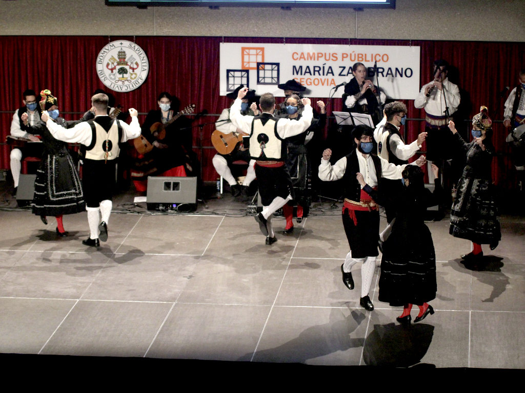 El Grupo de Danzas La Esteva ofreció ayer el espectáculo ‘Momentos... para recordar en Navidad’ en el Ágora del Campus María Zambrano. / Nerea Llorente