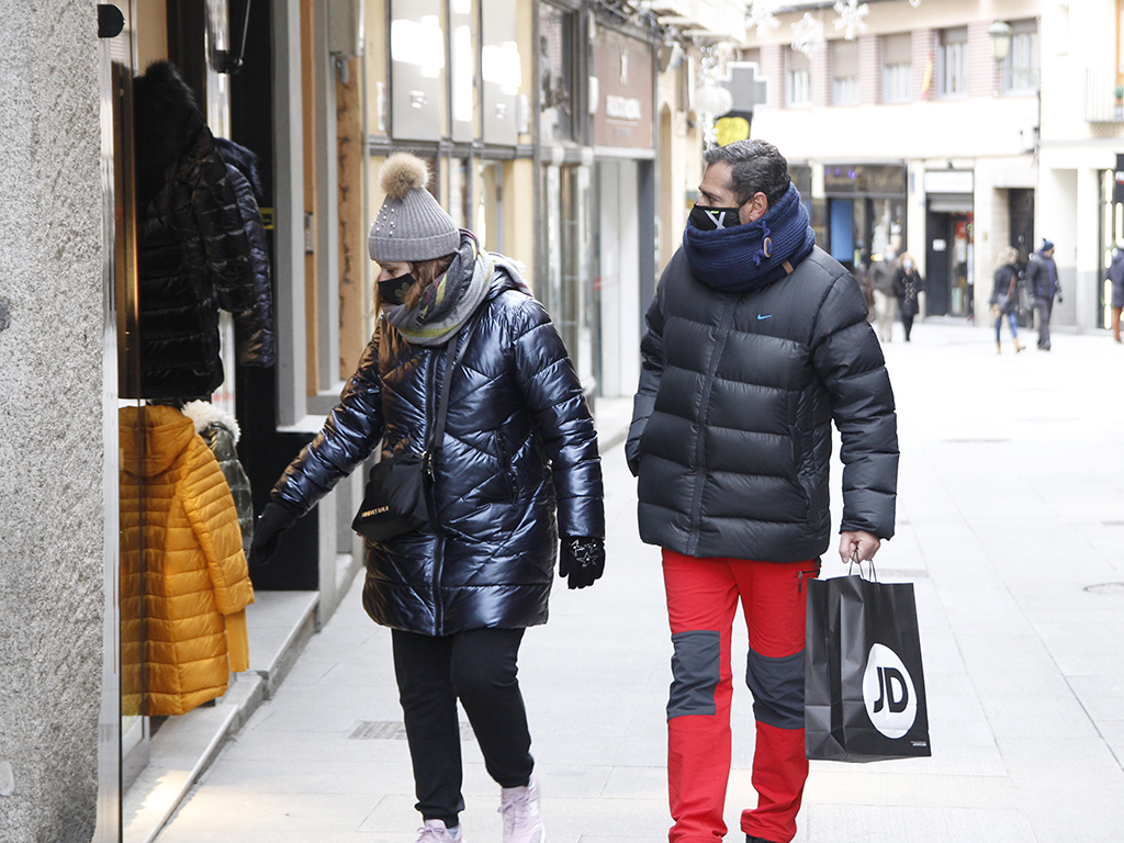 Una pareja, de compras por la Calle Real, una de las zonas comerciales de la capital segoviana. / NEREA LLORENTE