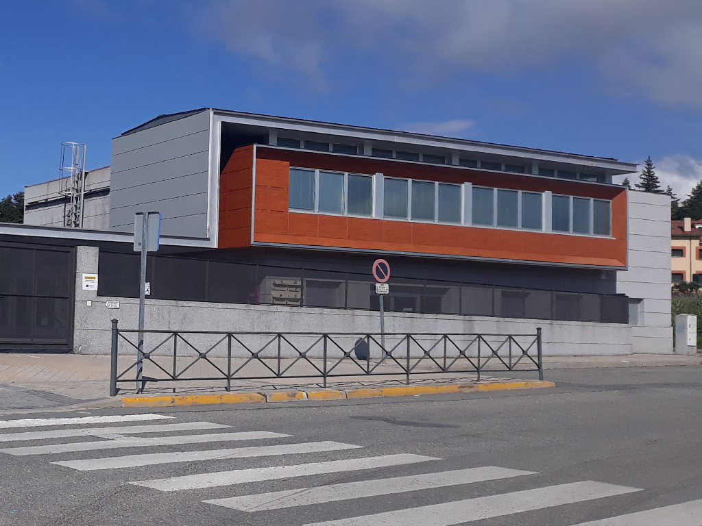 Hasta once aulas de la provincia se encuentran en cuarentena 1 Centro de Educación Infantil y Primaria 'Arcipreste de Hita' de El Espinar. / E. A.