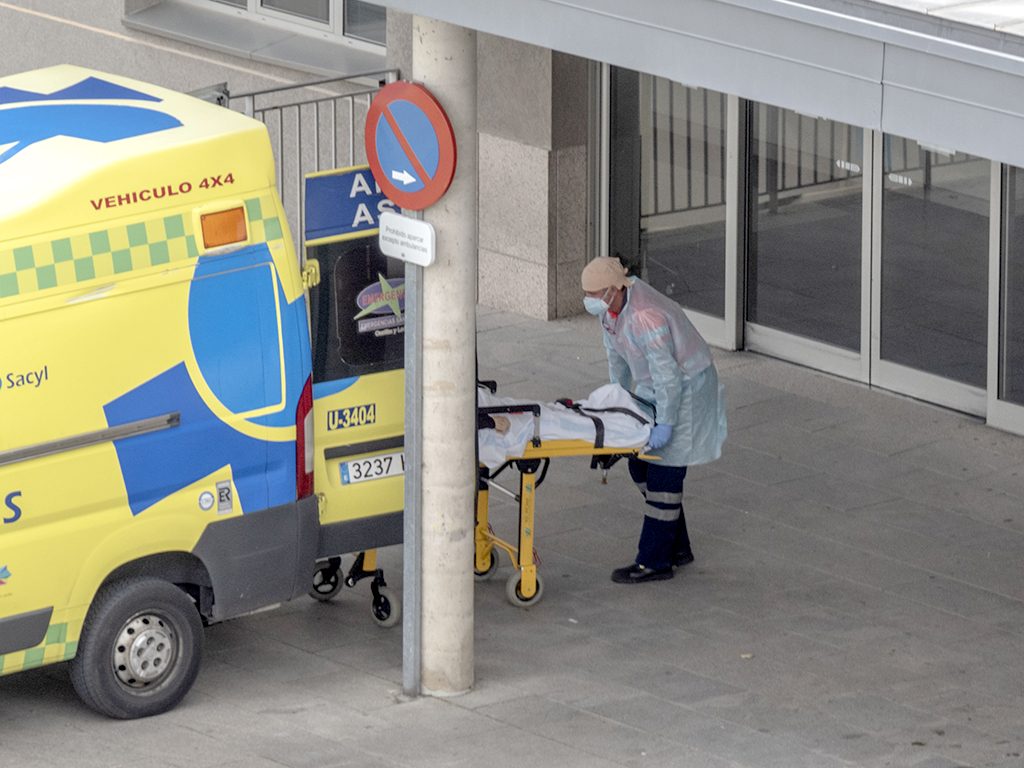 Equipos médicos a la puerta del Hospital General de Segovia. / KAMARERO