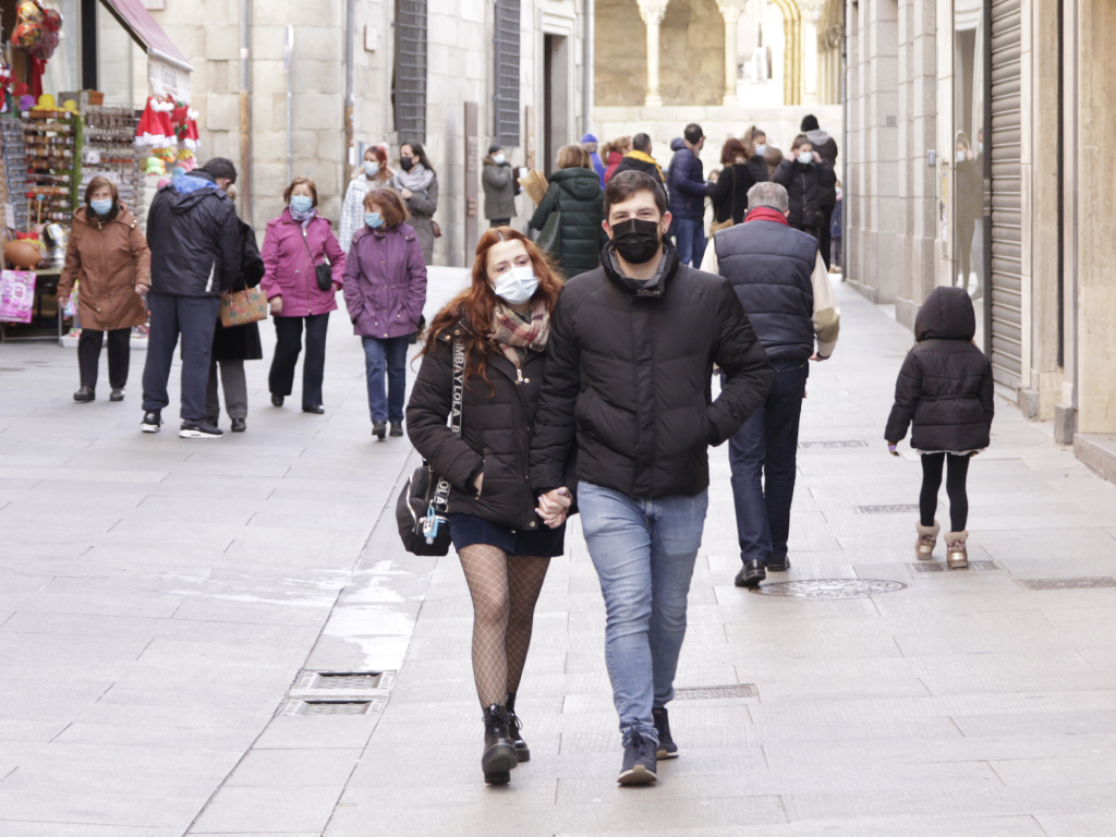 La vacuna no debe hacer olvidar las medidas básicas de distancia social y uso de la mascarilla. / NEREA LLORENTE
