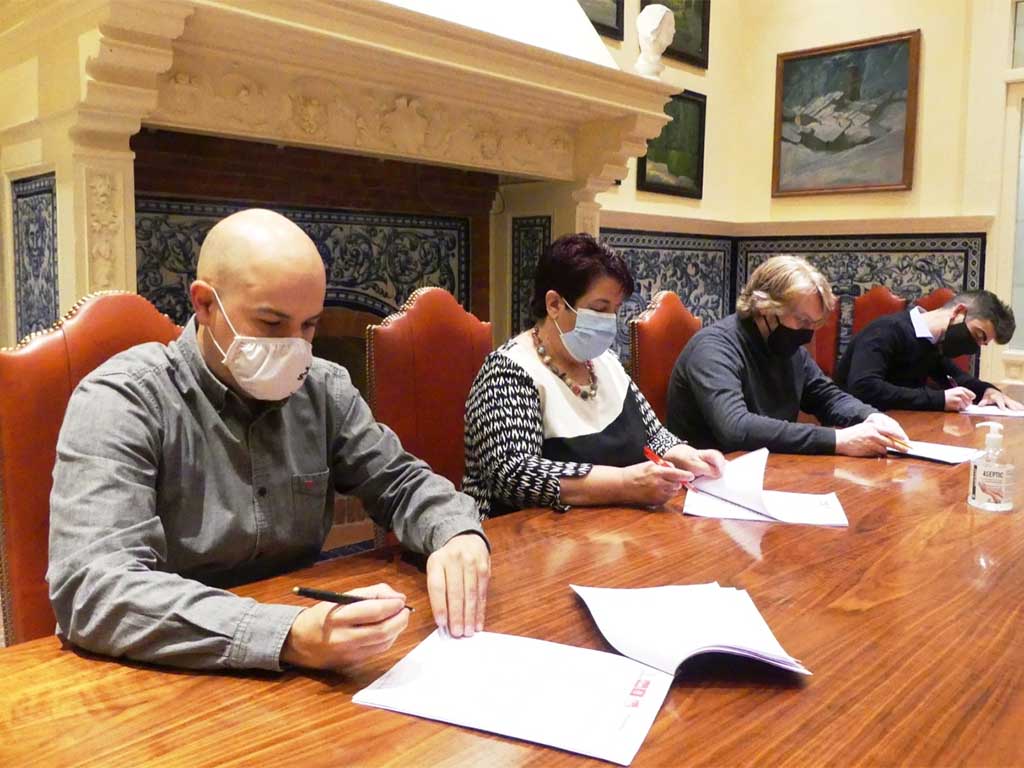 Firma del acuerdo global entre PSOE, IU y Podemos. / EL ADELANTADO