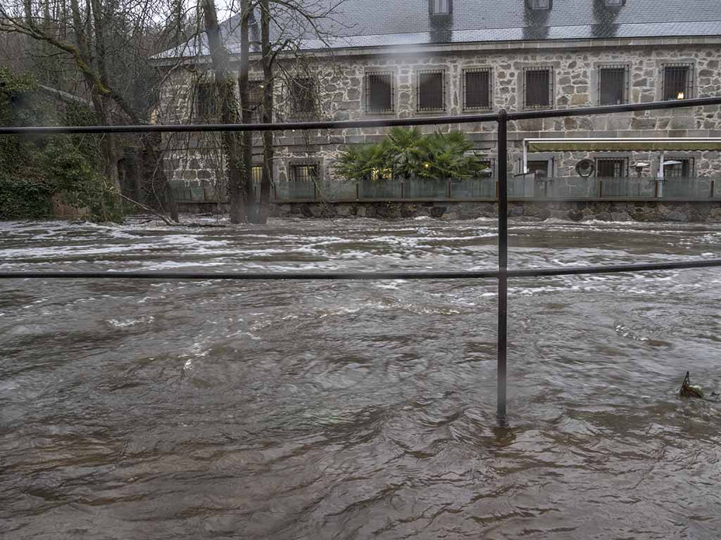 El río Eresma a su paso por la Casa de la Moneda este viernes. / KAMARERO