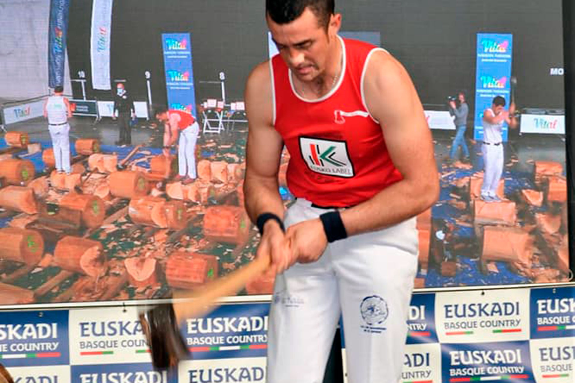 Álvaro García cortando un tronco en la final. / E.A