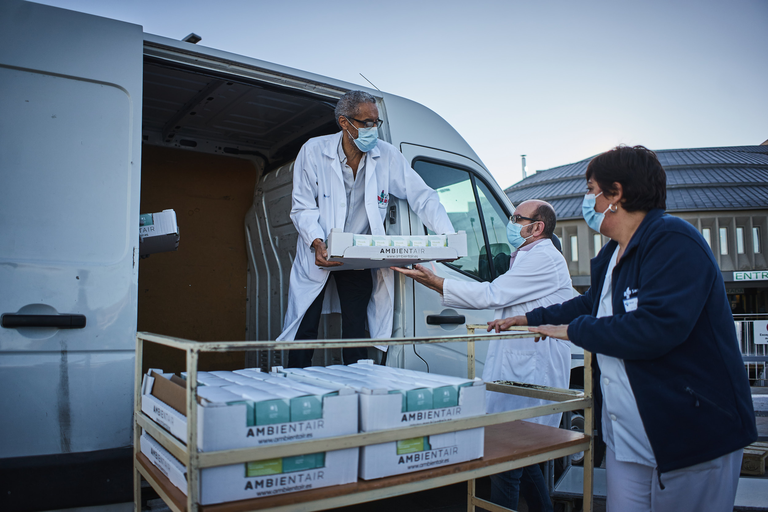 Ambientair distribuye 500 velas entre los profesionales sanitarios. / EL ADELANTADO