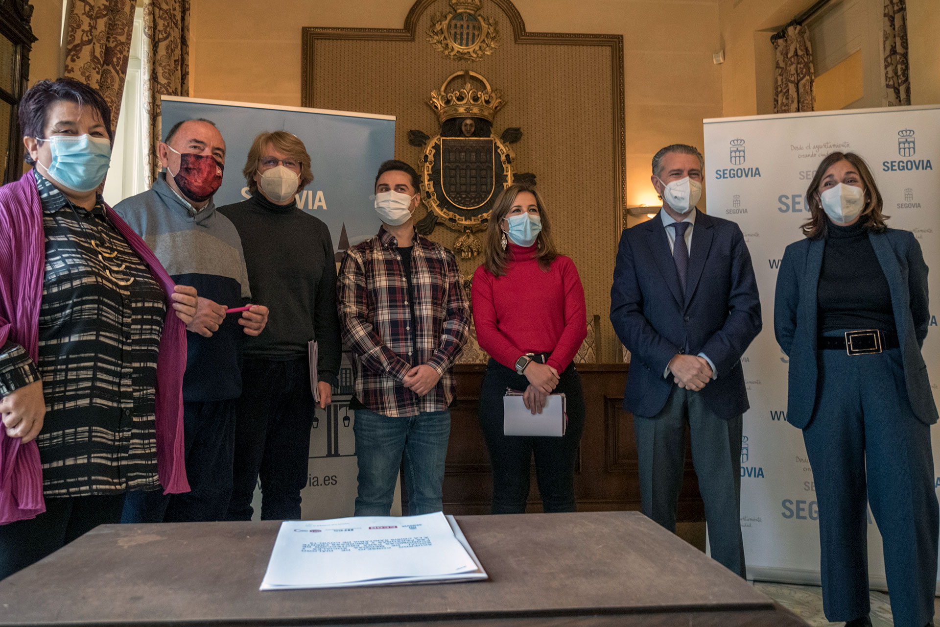De izquierda a derecha, Clara Luquero, Miguel Ángel Mateo (UGT), Jesús García Zamora, Alejandro Blázquez (CCOO), Ana Peñalosa, Andres Ortega y Beatriz Escudero (FES), tras la firma del acuerdo en el Ayuntamiento. / Kamarero