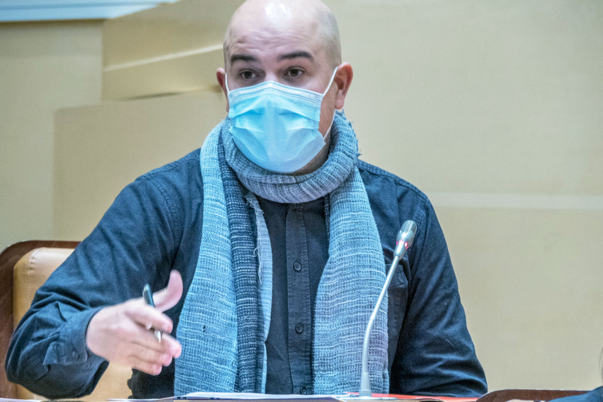 El portavoz de IU Ángel Galindo, en una de las intervenciones del pleno. / KAMARERO