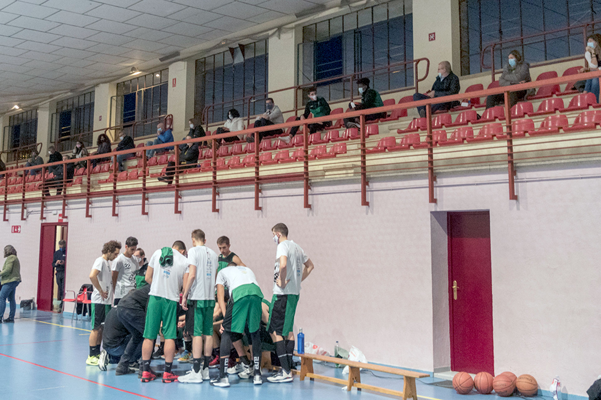Un encuentro del CD Claret de baloncesto, con público en las gradas./ KAMARERO
