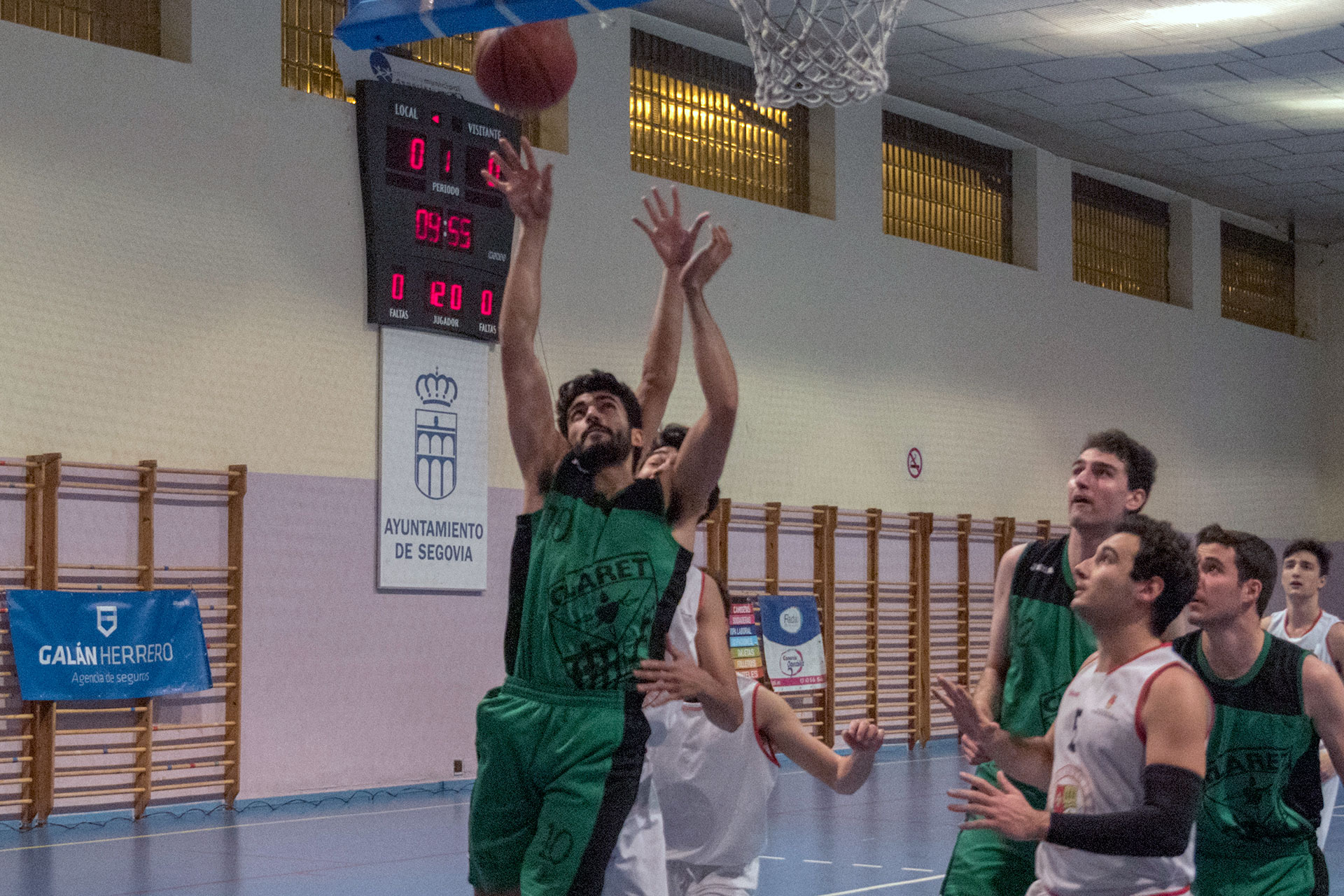 Una acción ofensiva debajo del aro durante un partido del Claret./ KAMARERO