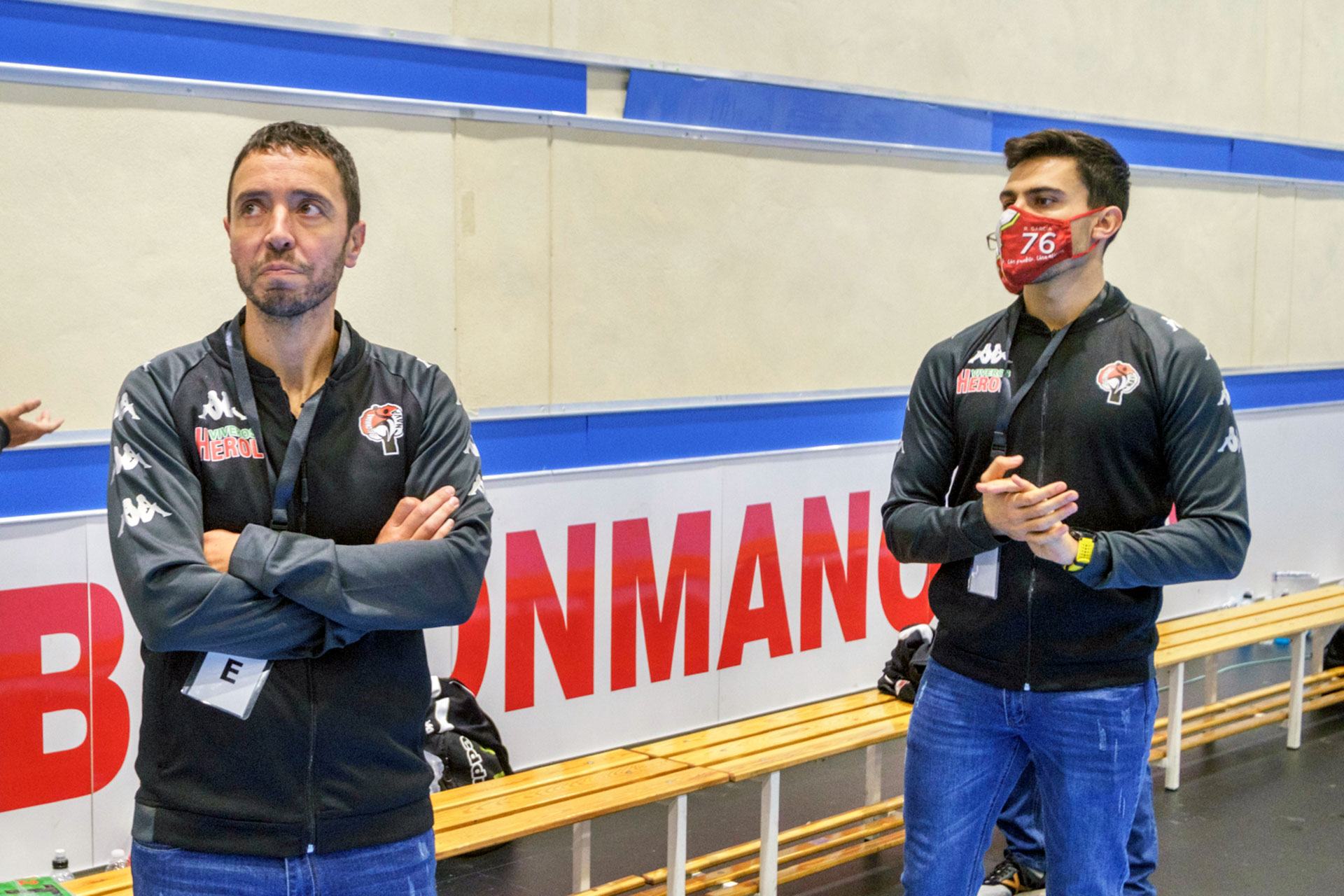 Diego Dorado (izq.) junto al segundo entrenador Raúl García. /KAMARERO