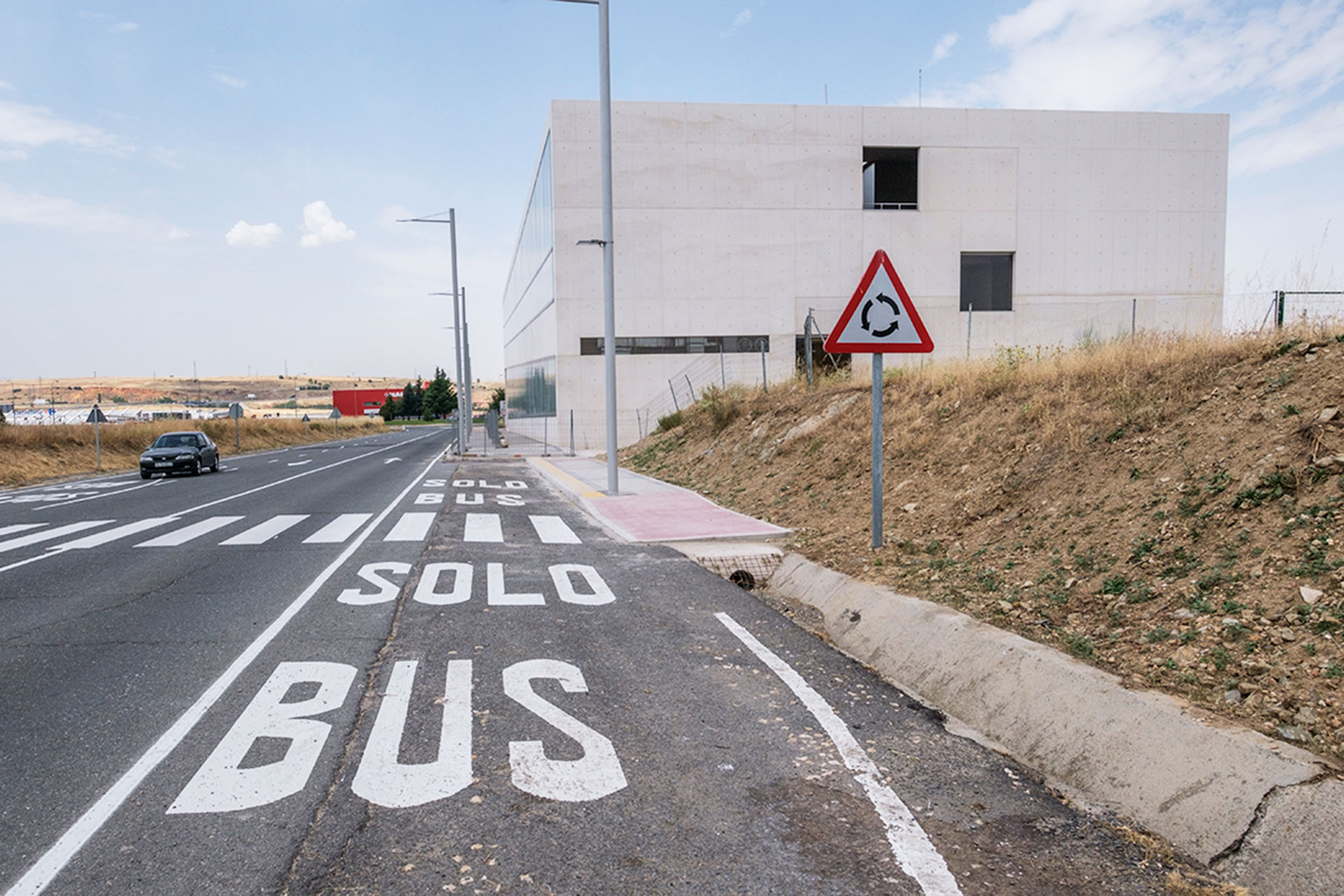 Parada del autobús urbano situada junto al edificio CIDE. / Kamarero