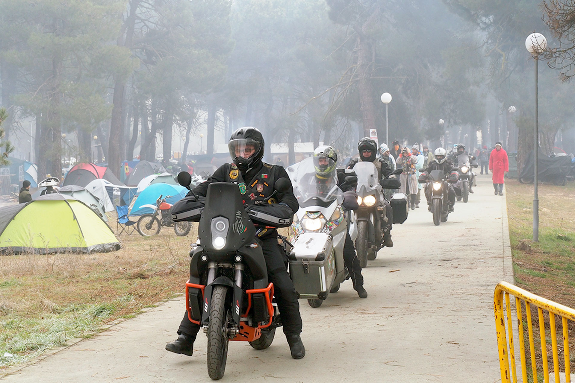 Un grupo de moteros llegando en el año 2020 al campamento de ‘El Hoyal’ de Cantalejo. / KAMARERO