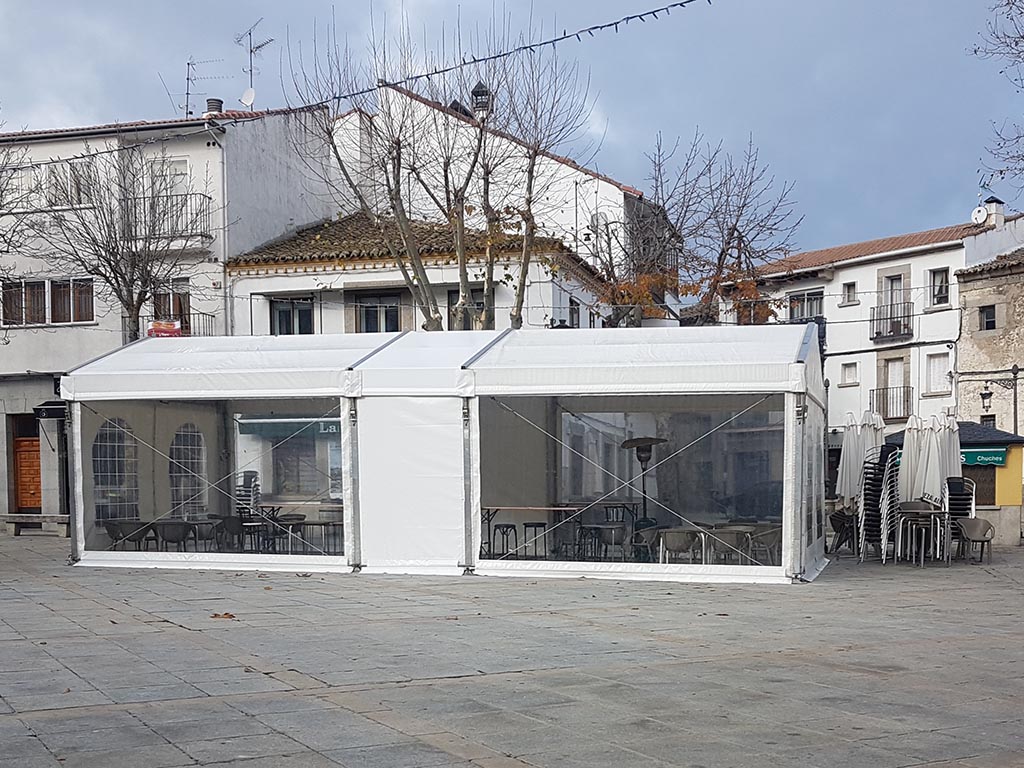 Primera carpa instalada en la plaza de la Corredera. / E.R