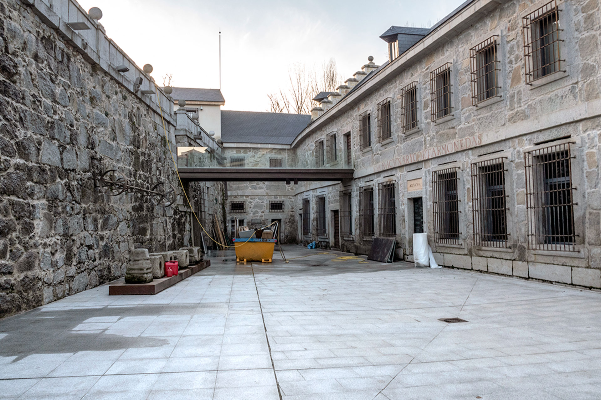 El achique del agua y el buen tiempo permiten ya ver los daños causados en algunas zonas de la ceca. / KAMARERO