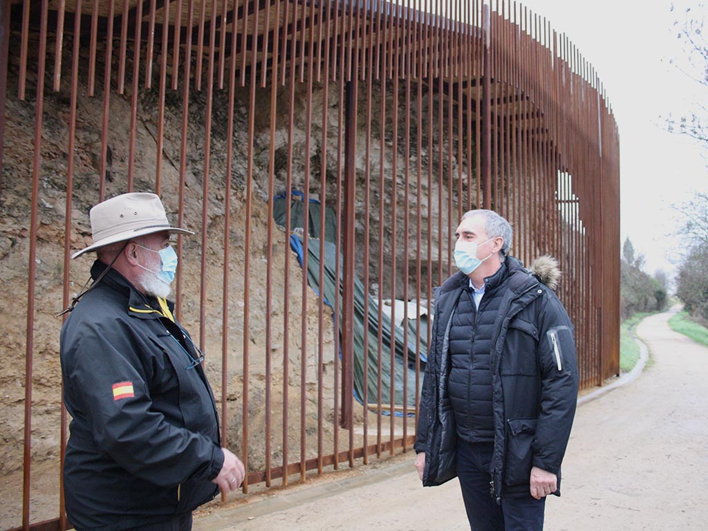 Delegado territorial y arqueólogo territorial, Luciano Municio, en el Abrigo del Molino. / EL ADELANTADO