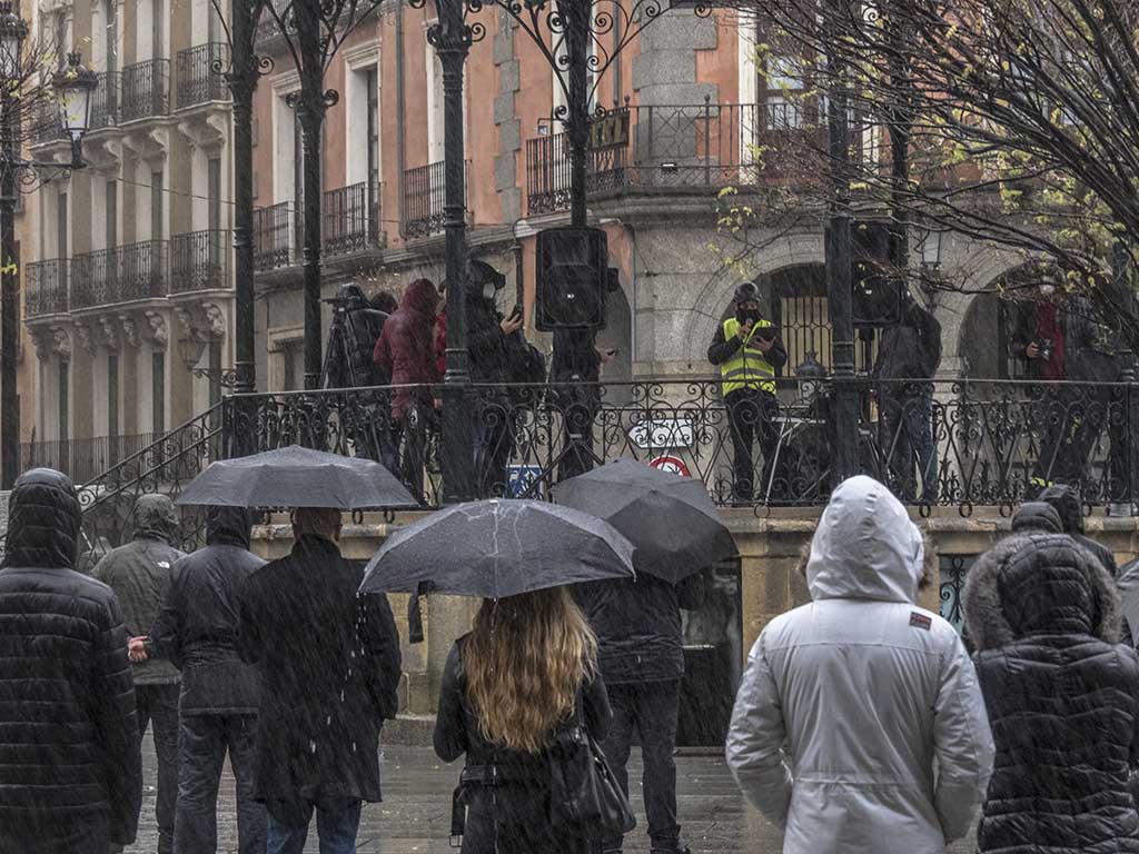 Concentración de los profesionales de los eventos y espectáculos en la Plaza Mayor de Segovia. / KAMARERO