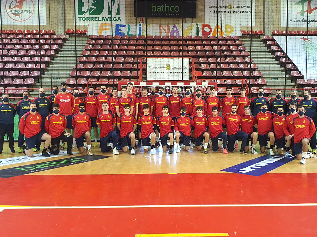 Foto de  familia de los mejores juveniles y juniors de España, concentrados en Torrelavega./ FEDERACIÓN ESPAÑOLA DE BALONMANO