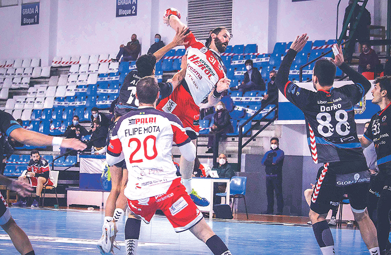 Adrián Rosales se eleva ante la defensa del Sinfín./ DIEGO GÓMEZ