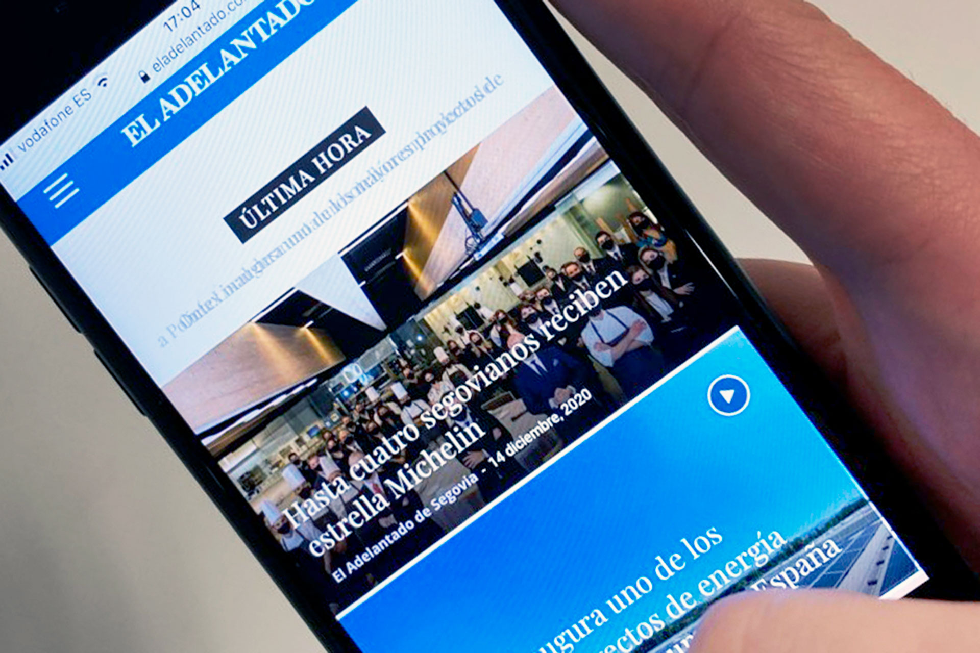 Un usuario consulta la versión móvil de eladelantado.com. / EL ADELANTADO
