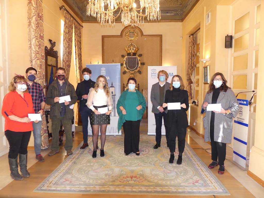 Clara Luquero y los concejales de Desarrollo Económico y Empleo, Jesús García y de Innovación, Alberto Espinar, junto con los emprendedores beneficiarios en la entrega de los cheques. / EL ADELANTADO