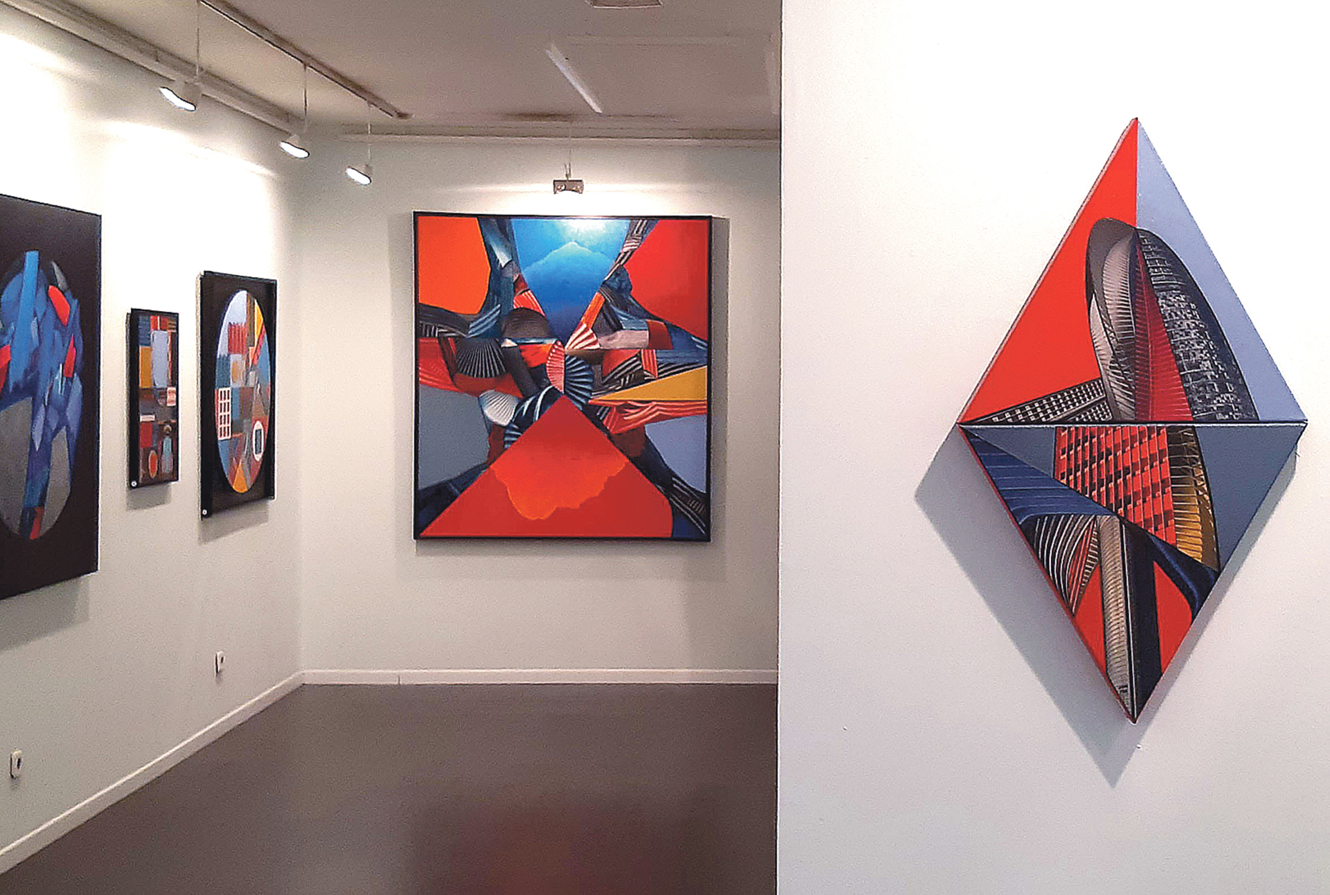 Detalle de la exposición con varias obras de distintas técnicas y formas.