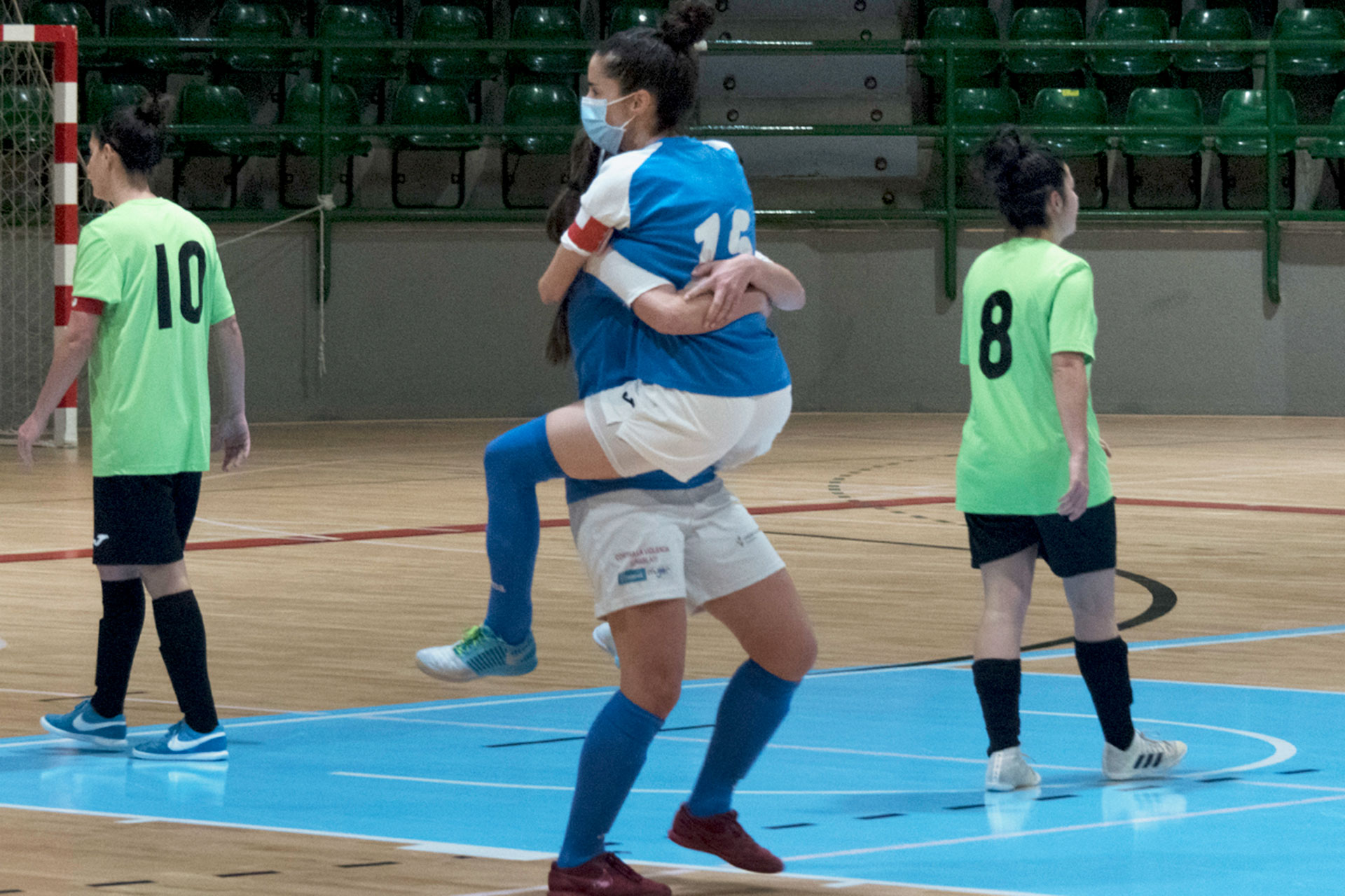 Ro y Marta se abrazan tras la consecución de un tanto por parte del Unami. / KAMARERO