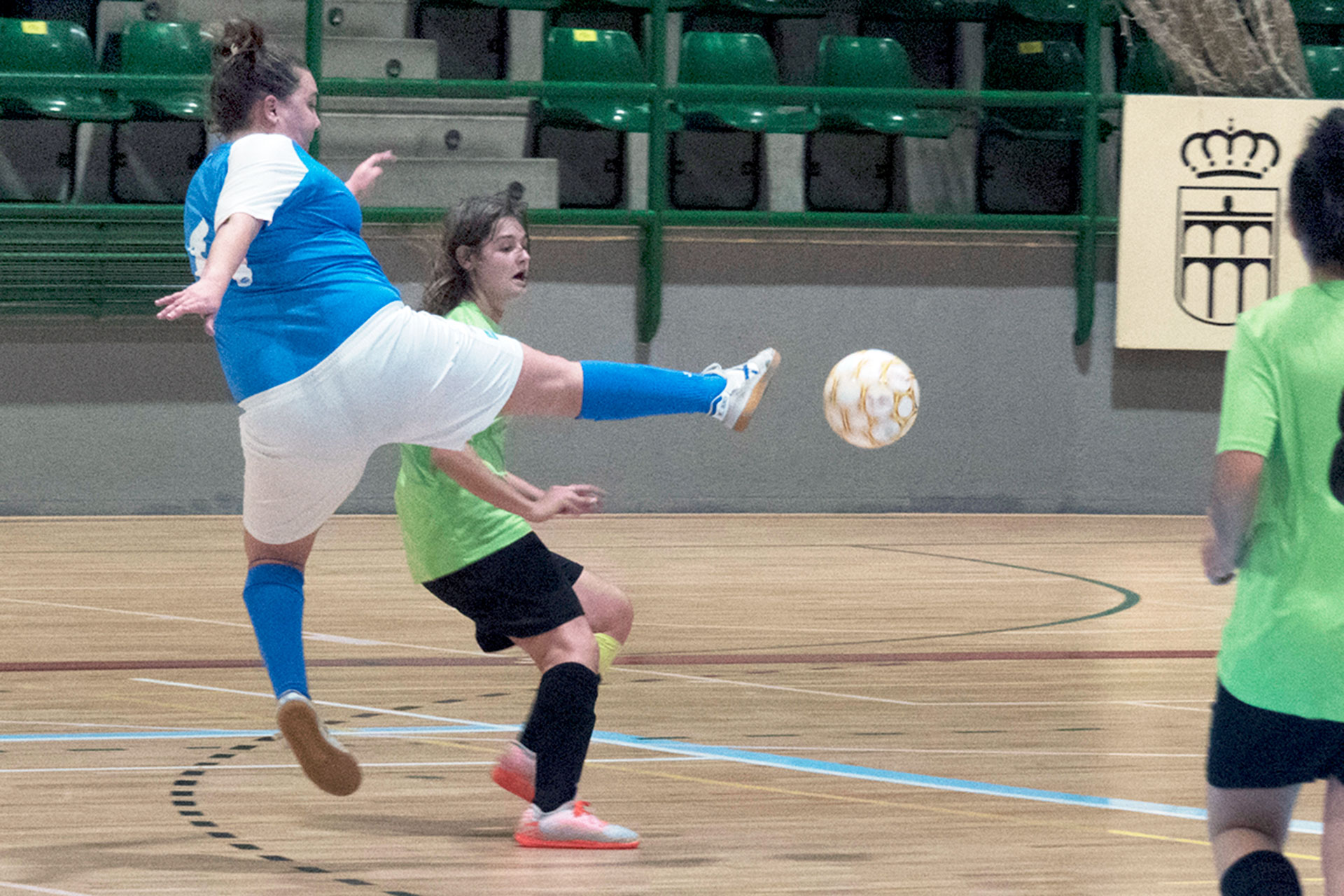 Laura Usa despeja un balón ante una jugadora del Consuegra en el pabellón Pedro Delgado. / KAMARERO