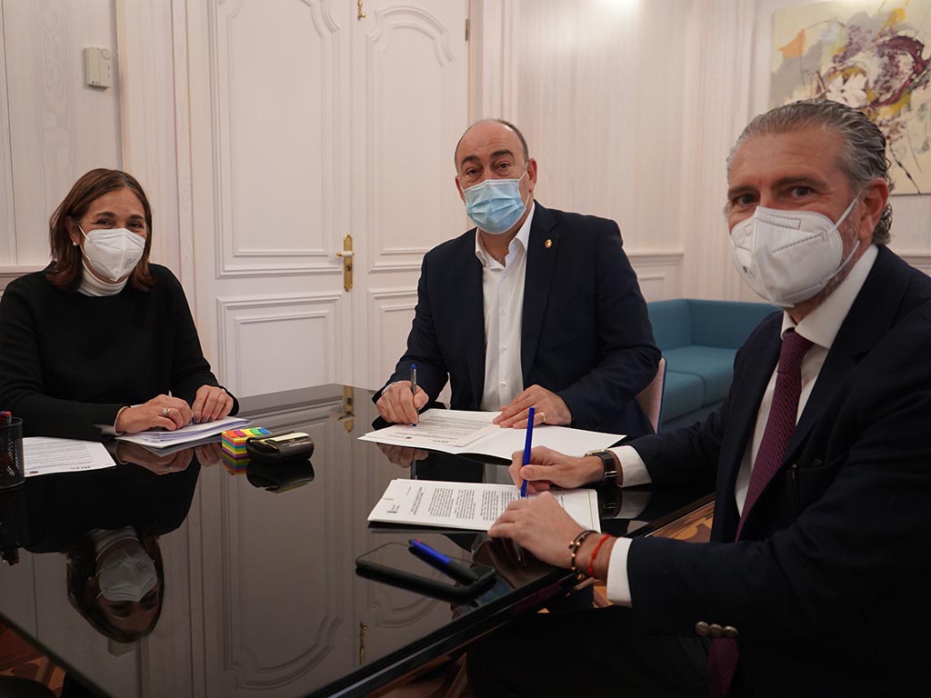 Beatriz Escudero, Miguel Ángel de Vicente y Andrés Ortega, durante la firma del acuerdo. / EL ADELANTADO