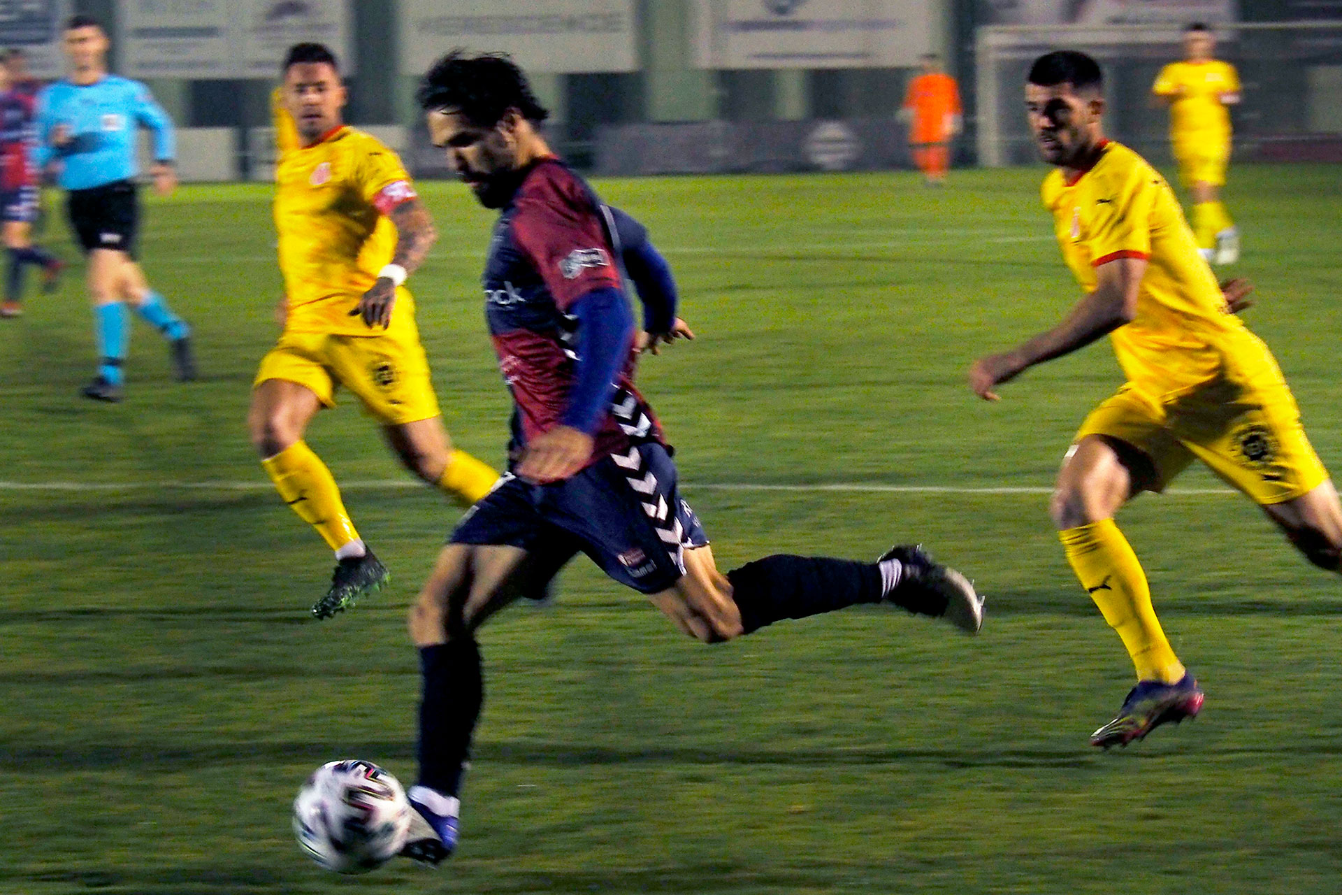 Rubén Yubero se marcha en velocidad de dos rivales del Girona. / KAMARERO