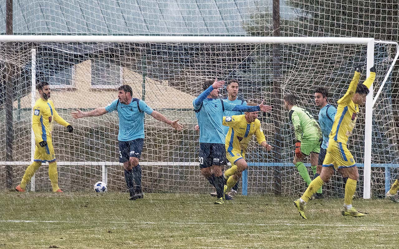 La Granja perdió en su campo contra la Arandina. / KAMARERO