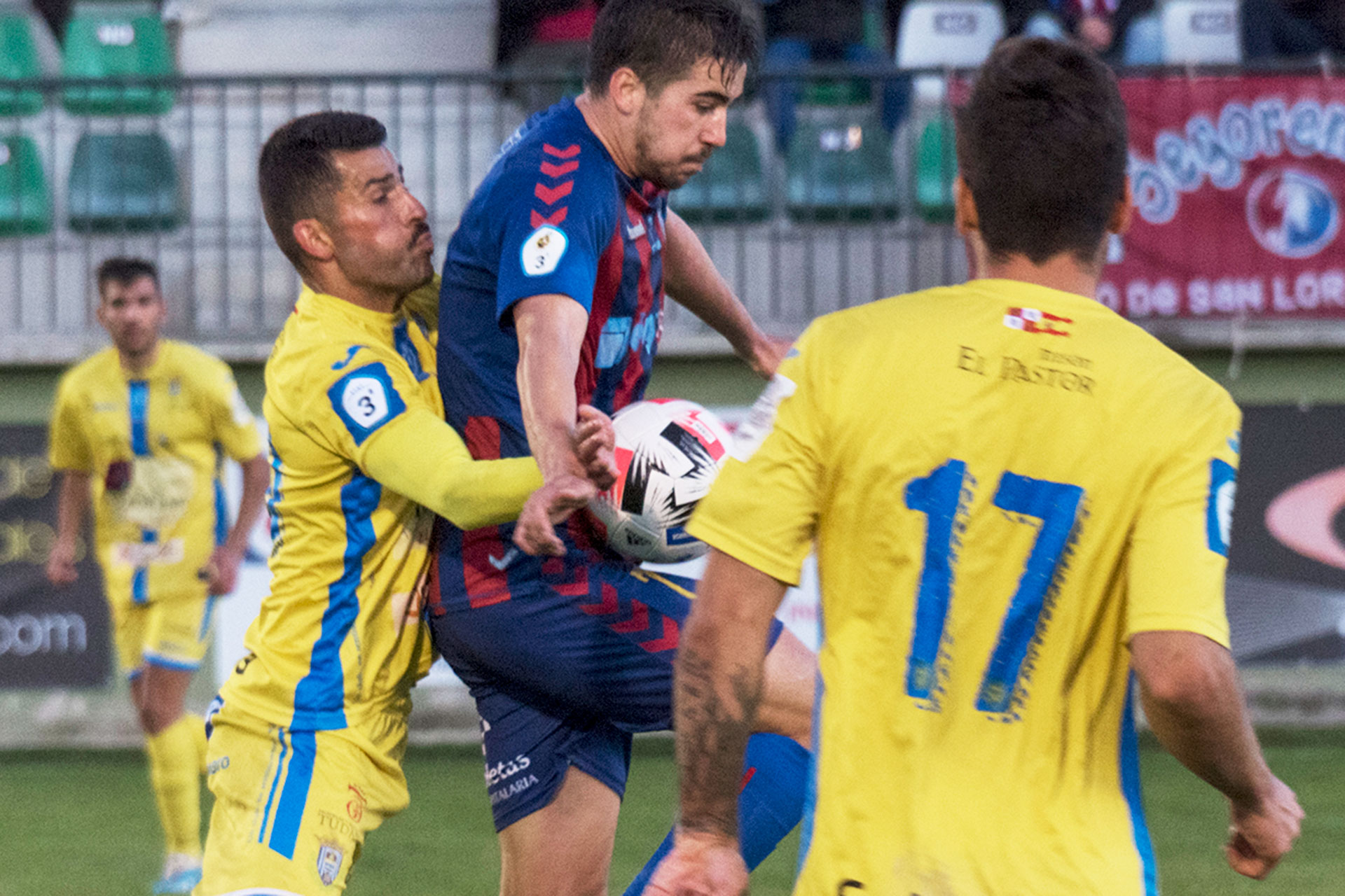 Adeva trata de controlar el balón ante la presión de un jugador de la Arandina. / KAMARERO