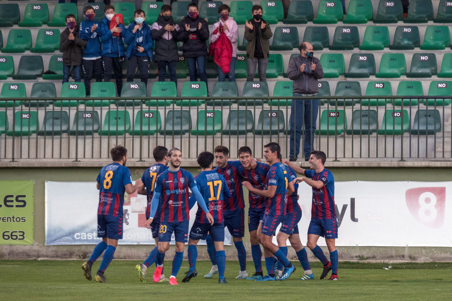 Los jugadores de la Segoviana celebran un gol. Archivo / KAMARERO