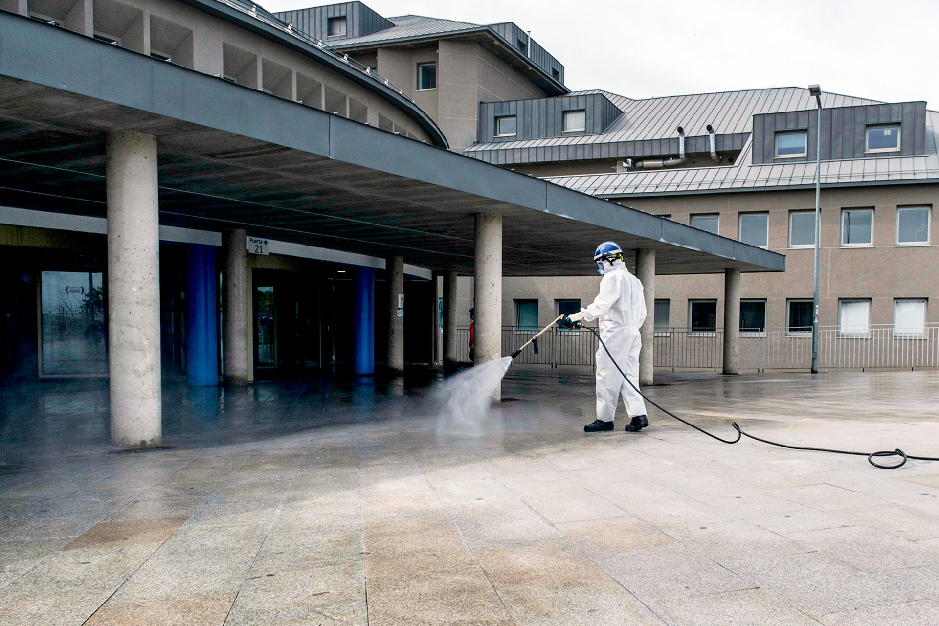 Desinfección de la entrada del Hospital General de Segovia. / KAMARERO