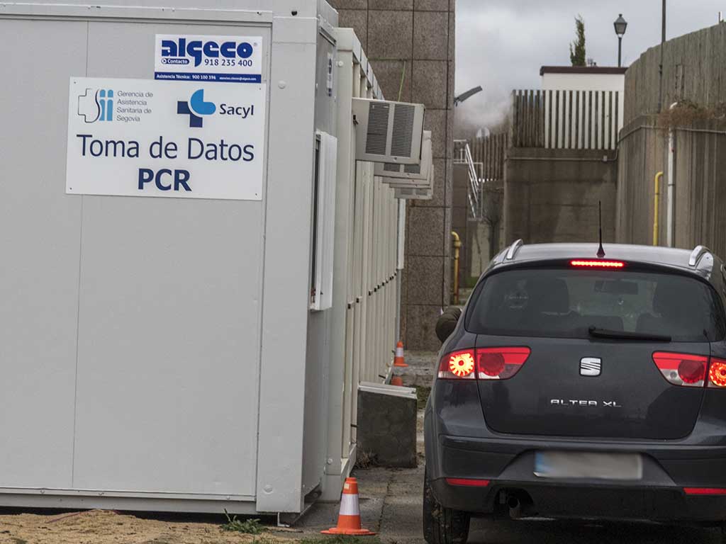 Toma de PCR en el complejo del Hospital General de Segovia. / KAMARERO