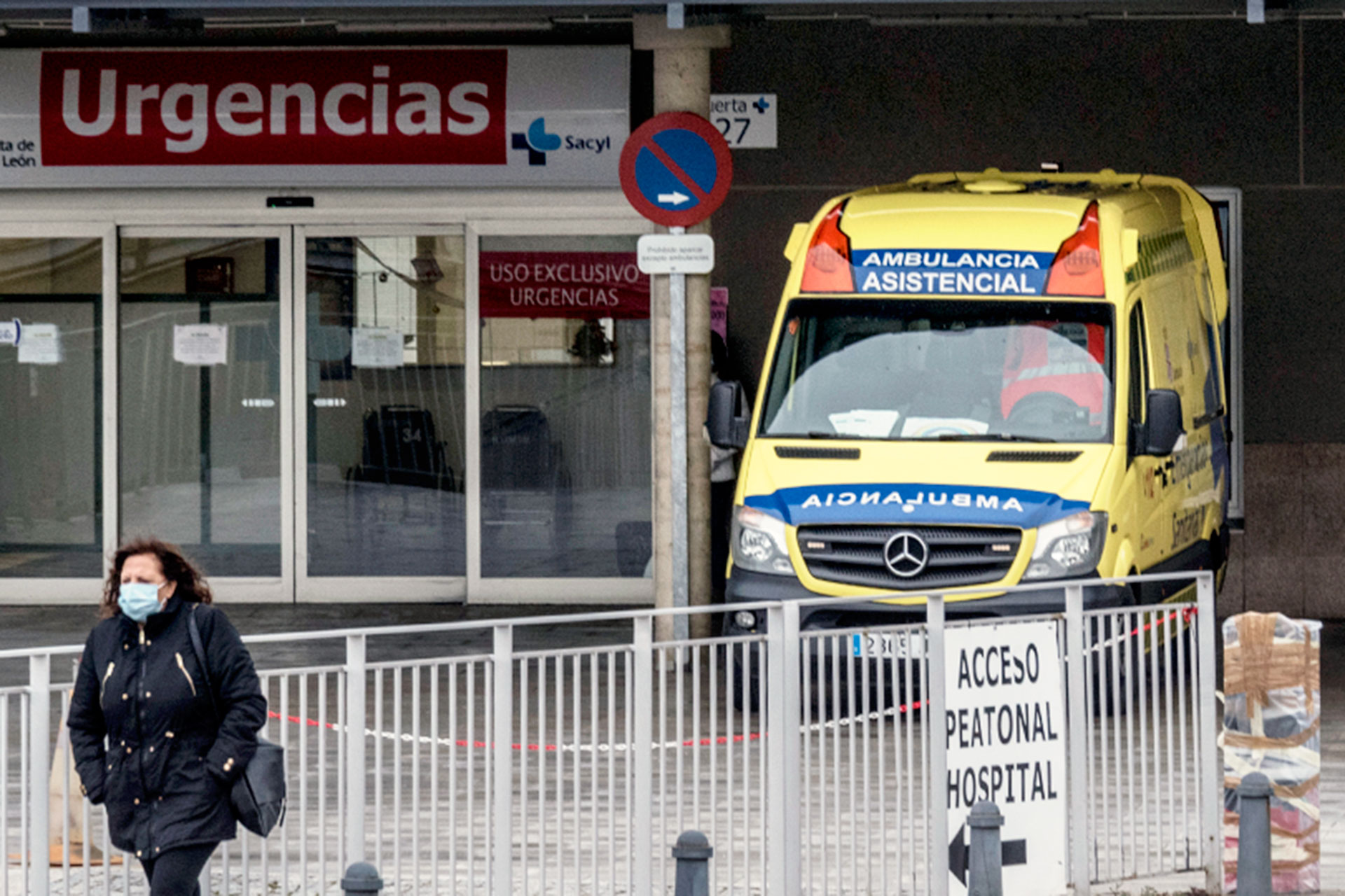 Una ambulancia está estacionada ante la puerta de Urgencias del Hospital. / KAMARERO