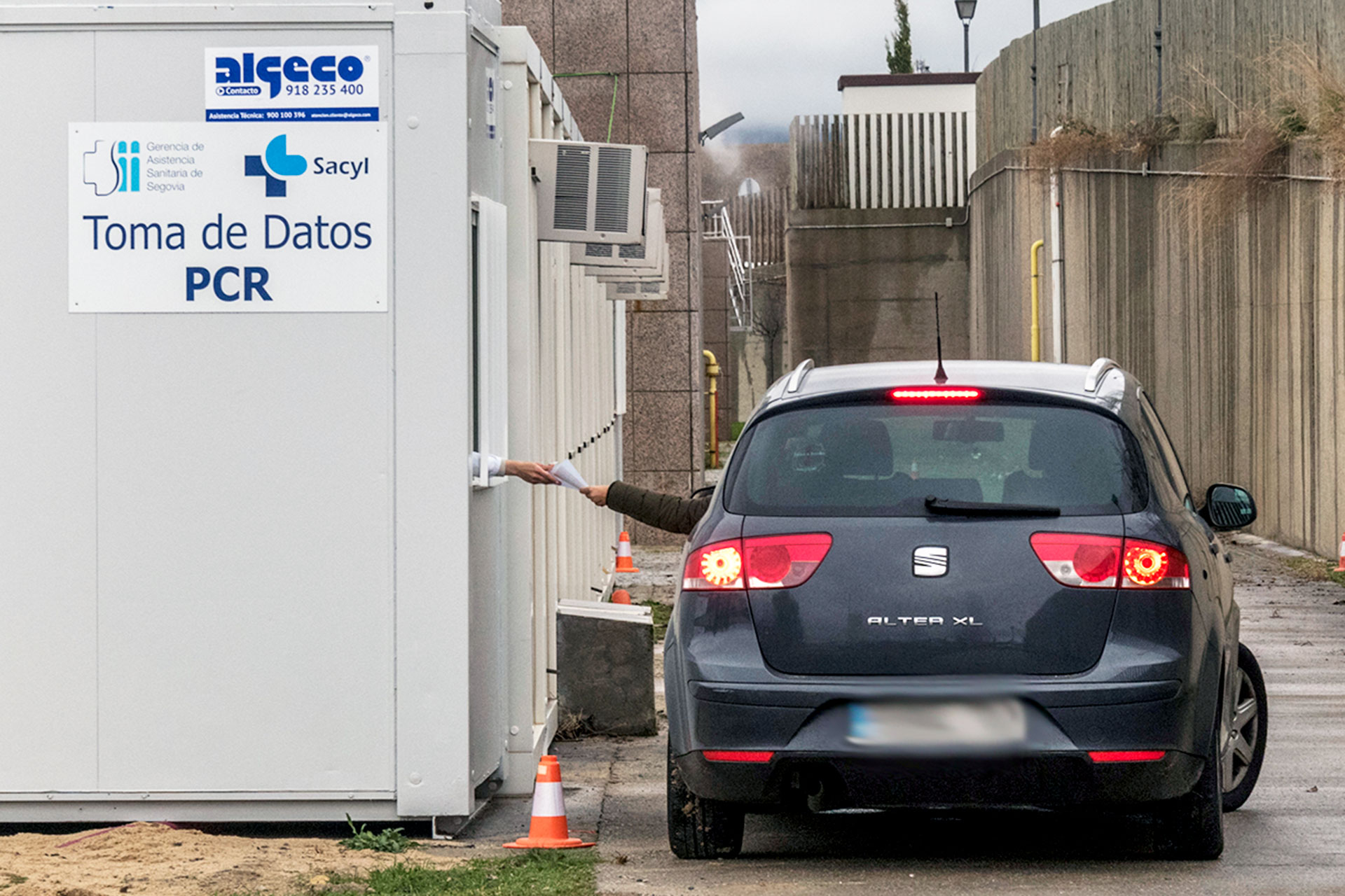 Entrega de datos sin bajar del vehículo para la realización de una prueba. / KAMARERO