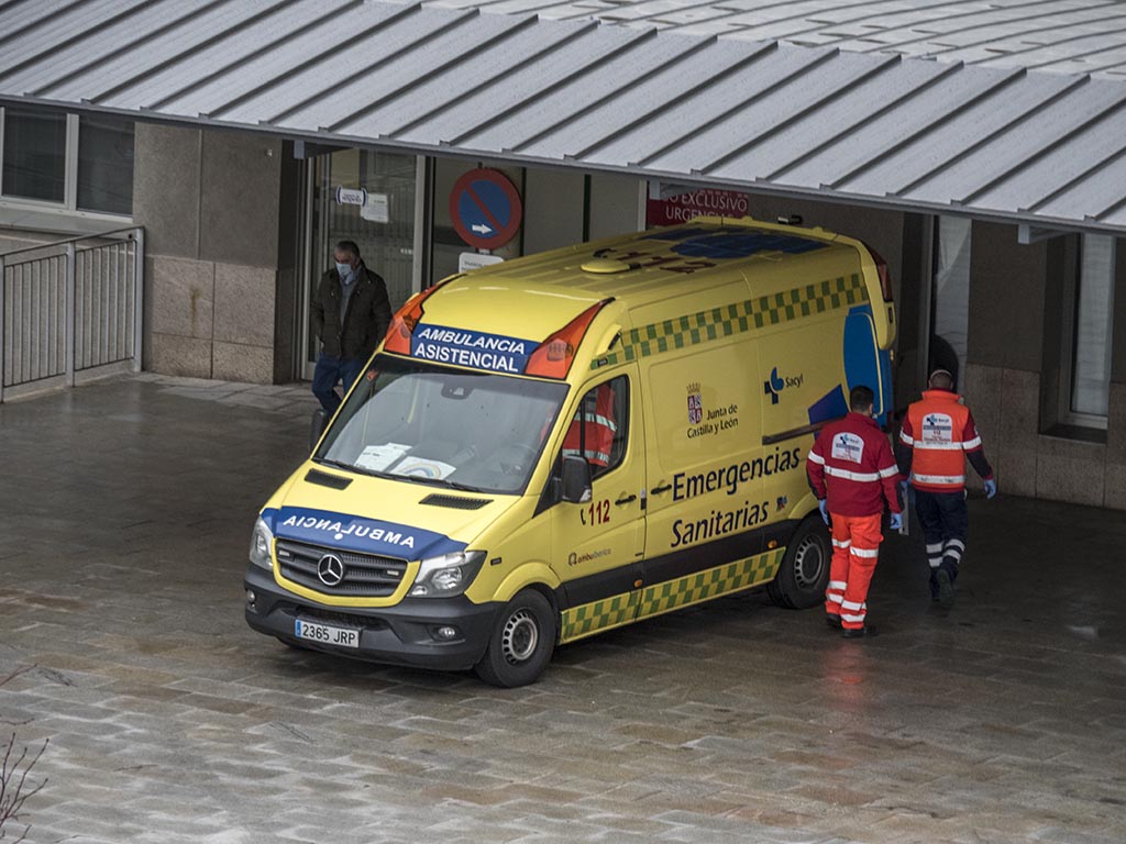 Una ambulancia a las puertas del Hospital General de Segovia. / KAMARERO