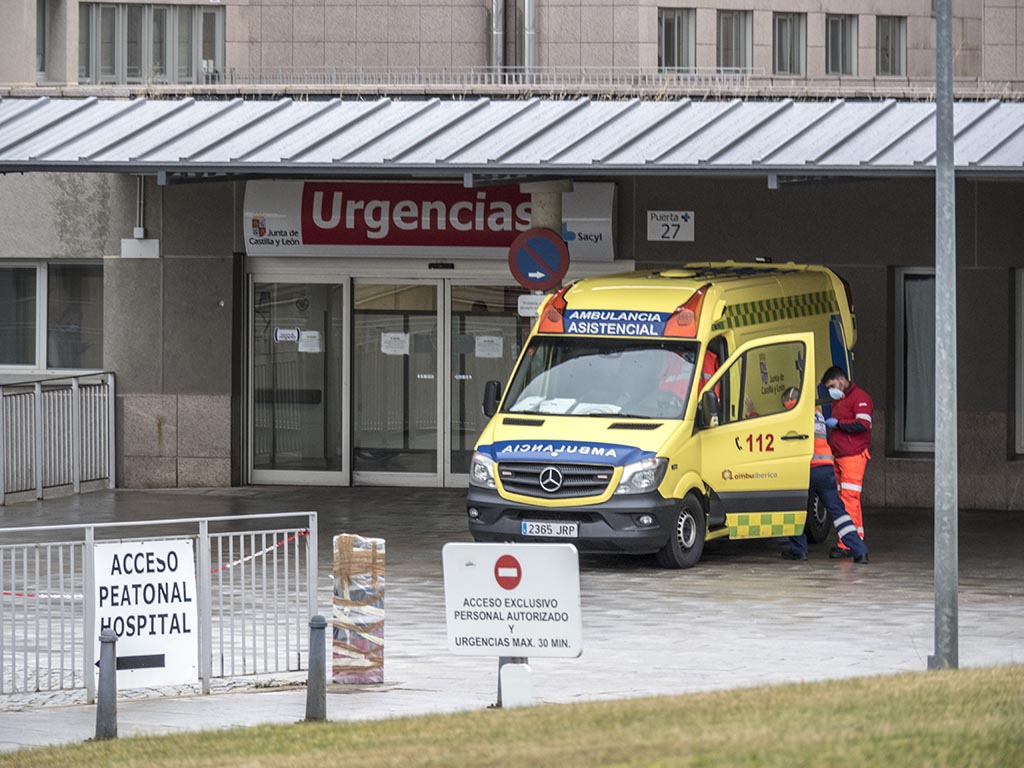 La provincia suma este martes el mayor número de positivos desde hace mes y medio 1 Entrada a Urgencias del Hospital General de Segovia. / KAMARERO