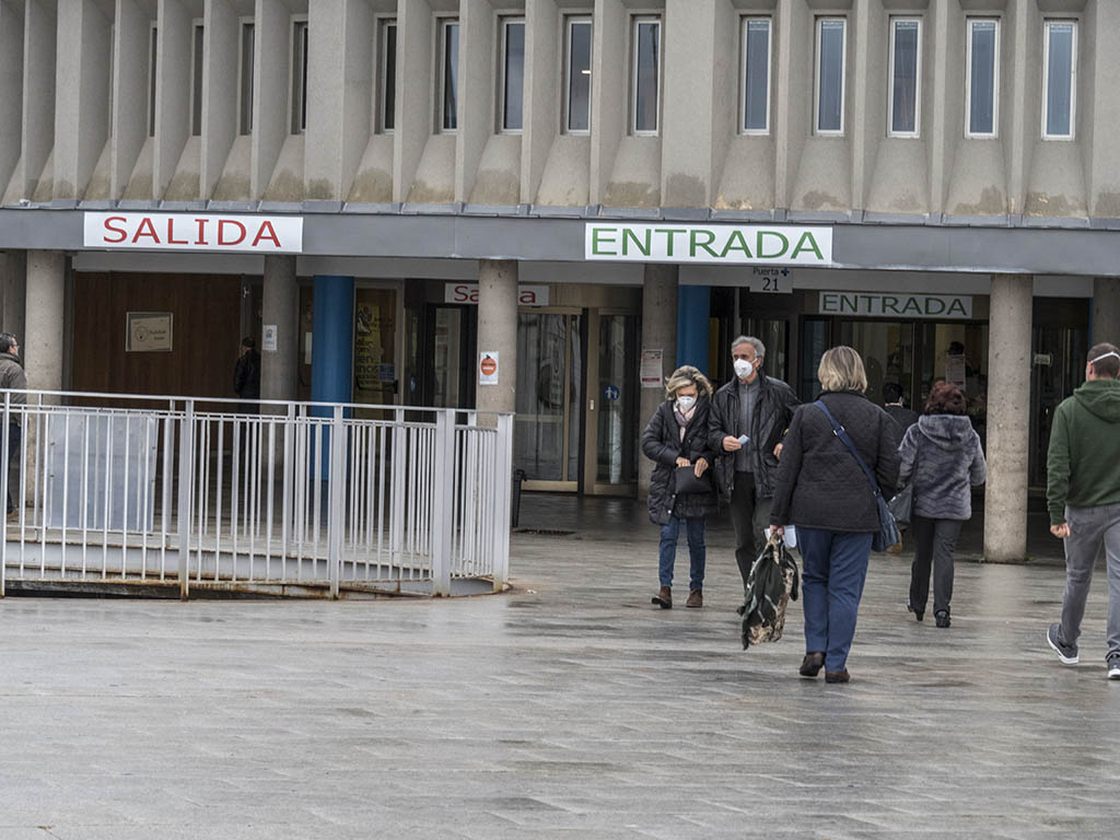 Personas a las puertas del Hospital General de Segovia. / KAMARERO