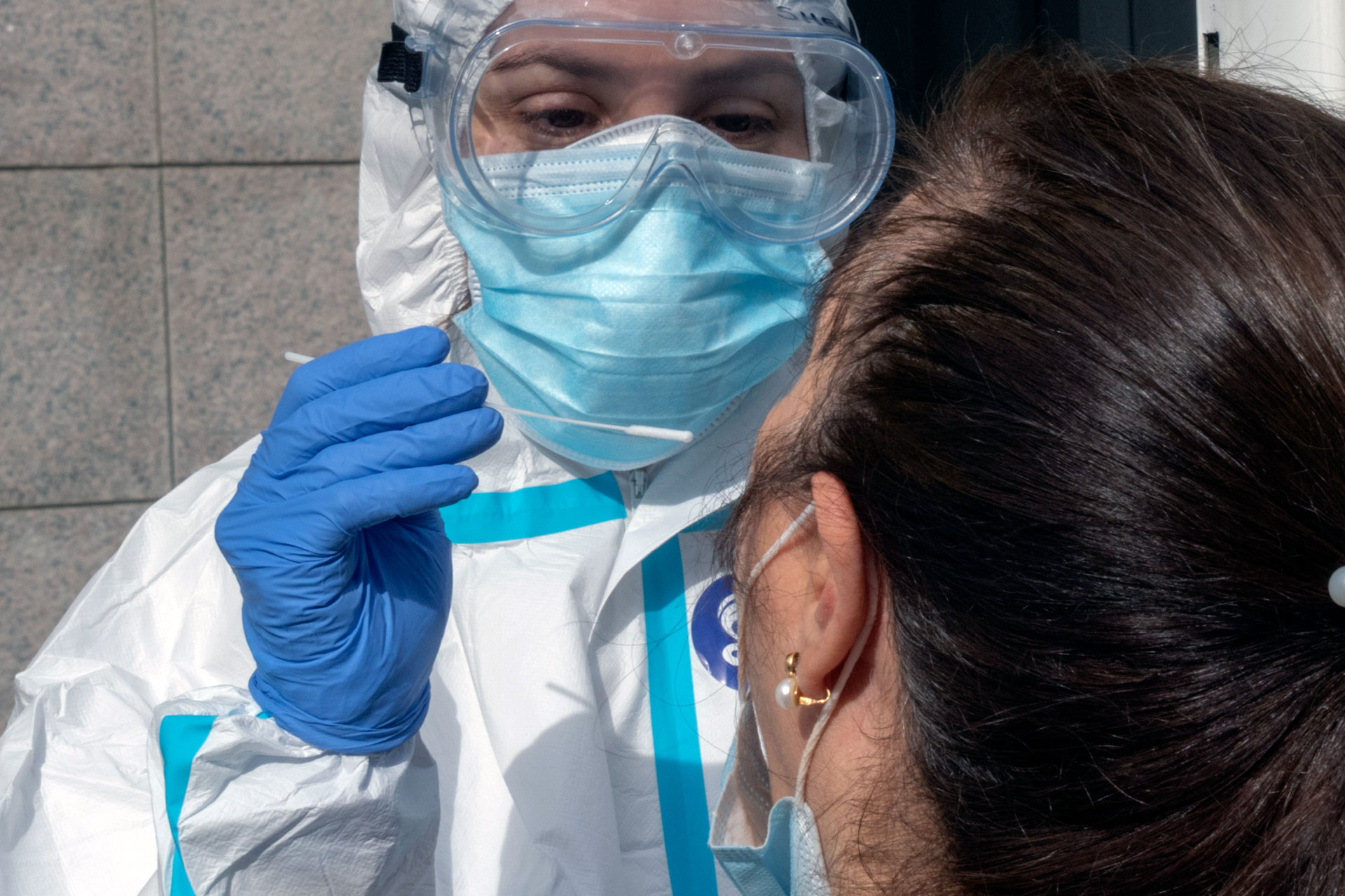 Una mujer se dispone para hacerse una prueba de detección. / KAMARERO