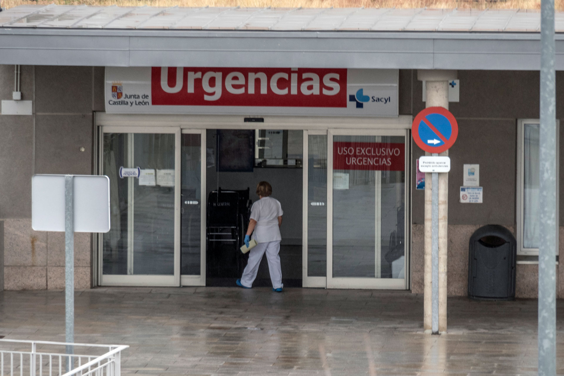Una profesional sanitaria en el servicio de Urgencias del Hospital General. /KAMARERO