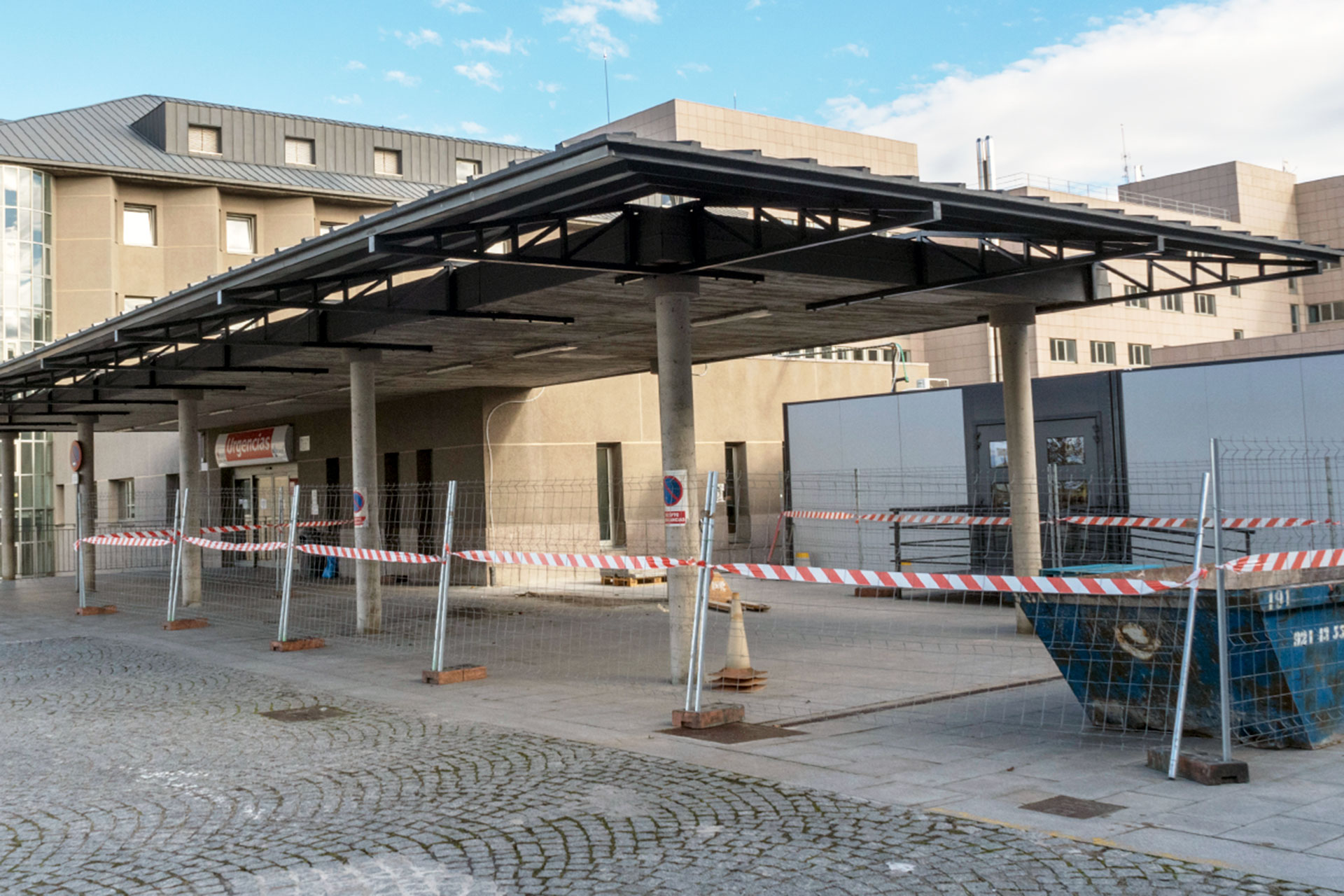 Las obras han empezado por acondicionar el espacio cercano al propio edificio.