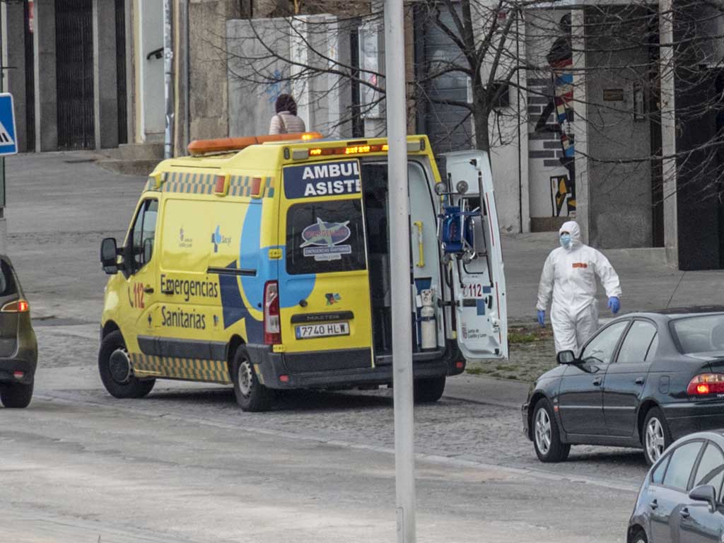 Un equipo de sanitarios, en servicio de atención en Segovia. / KAMARERO