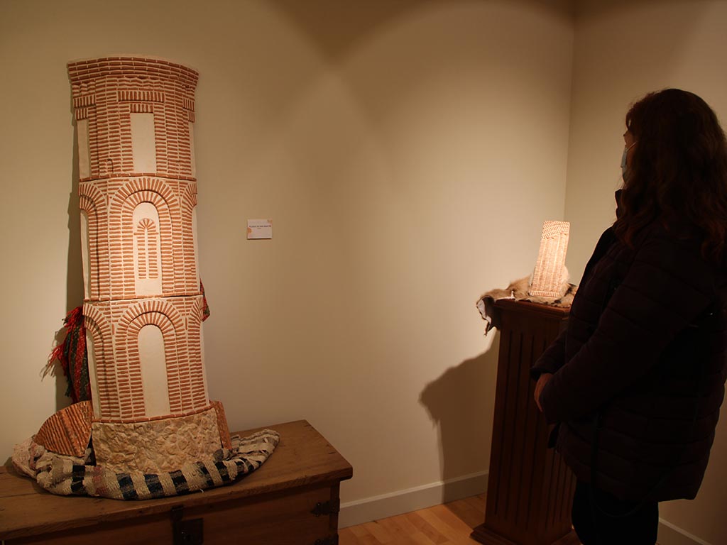 Una de las piezas que pueden contemplarse estos días en el edificio municipal. / C.N